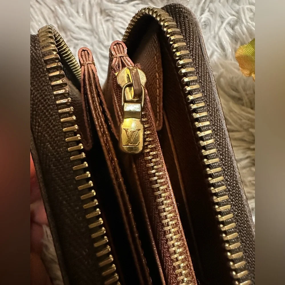 Louis Vuitton Monogram Zippy Wallet - Picture 7 of 16